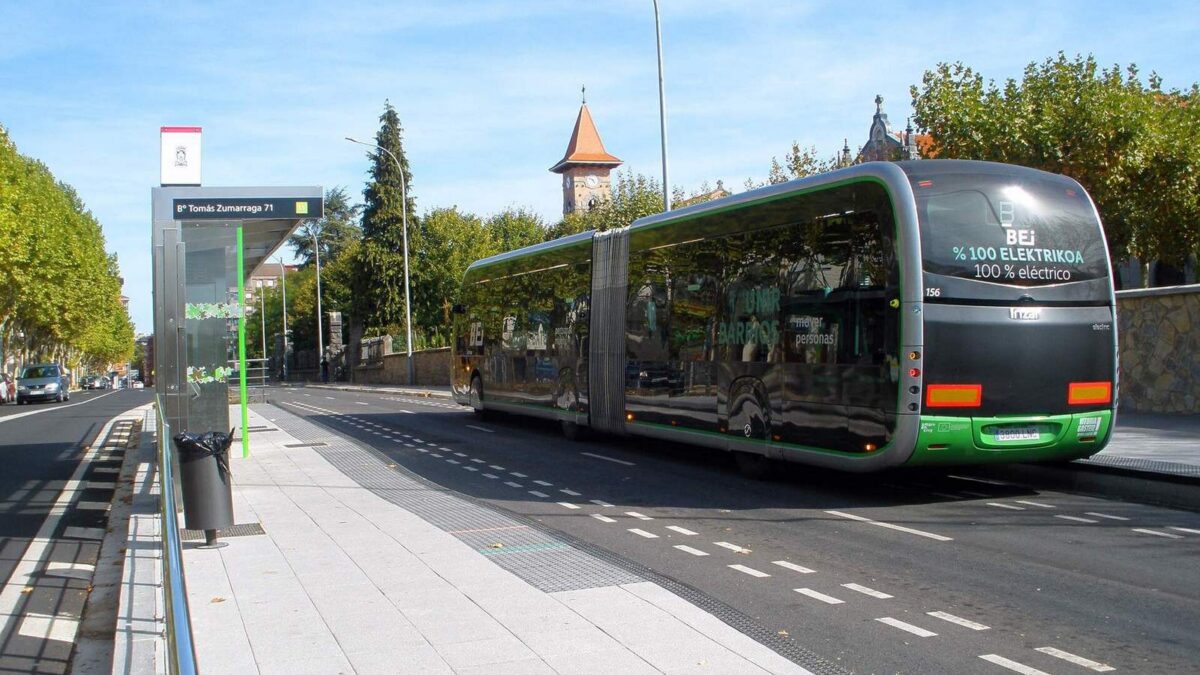 Przegubowy autobus Irizar ie tram 18 m przy przystanku w Vitorii-Gasteiz