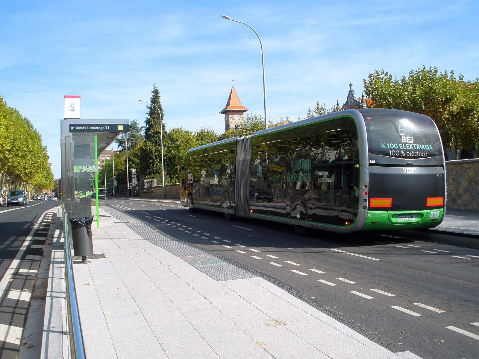 Przegubowy autobus Irizar ie tram 18 m przy przystanku w Vitorii-Gasteiz