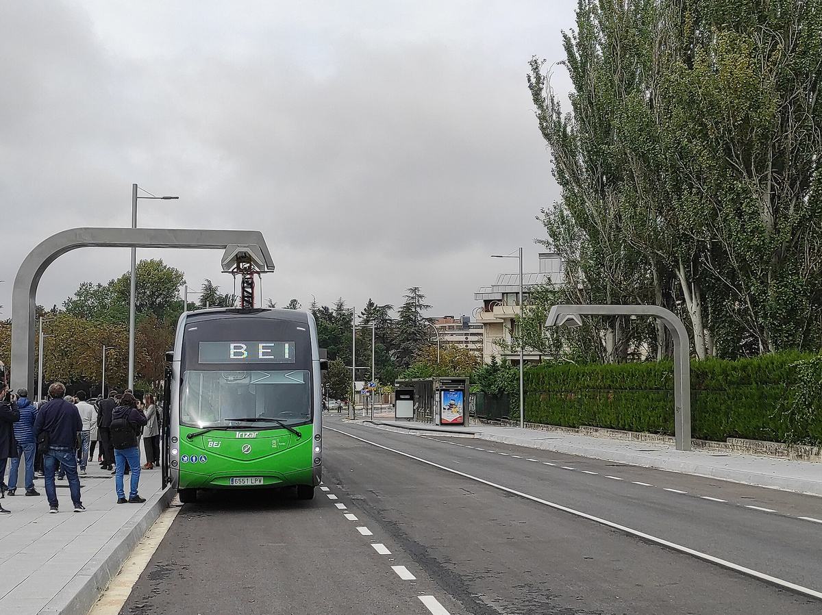 Autobus Irizar ie tram ładowany pantografem na przystanku Mendizorrotza