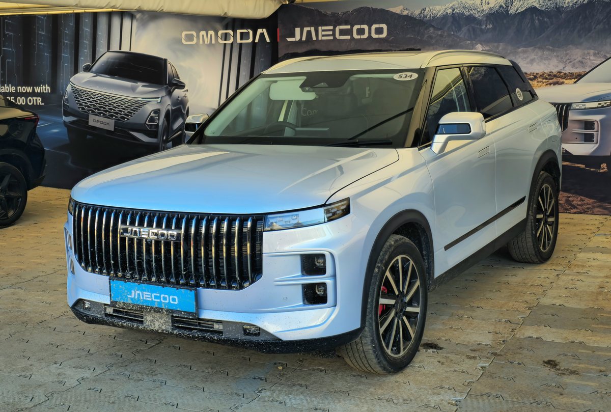 Jasnoniebieski SUV Jaecoo J7 na ekspozycji sprzedażowej