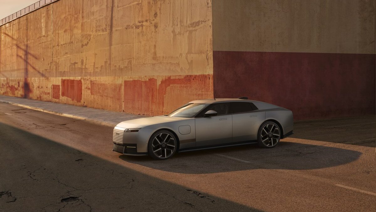 Jaguar Type 01 — elektryczne GT, widok z boku na podjeździe