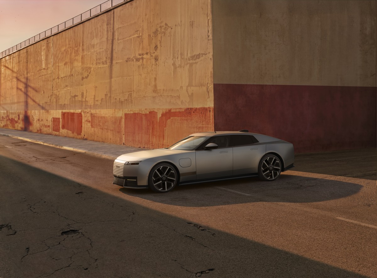 Jaguar Type 01 — elektryczne GT, widok z boku na podjeździe