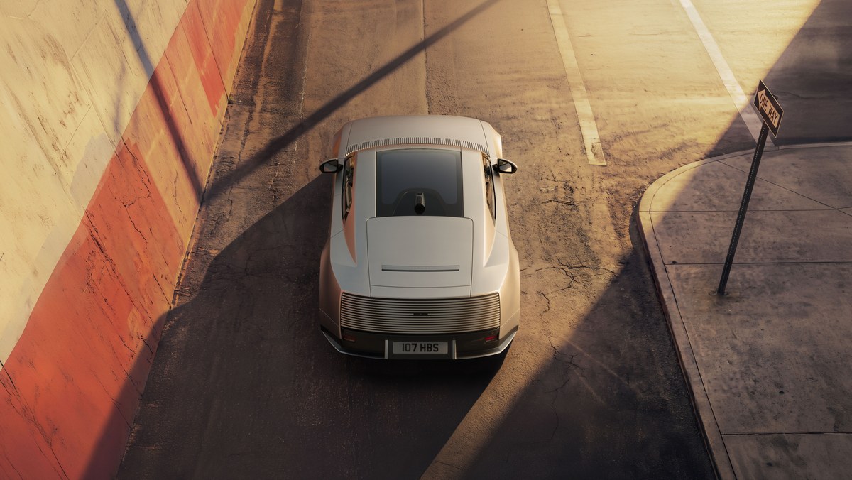 Jaguar Type 01 — widok z góry na tylną część elektrycznego GT