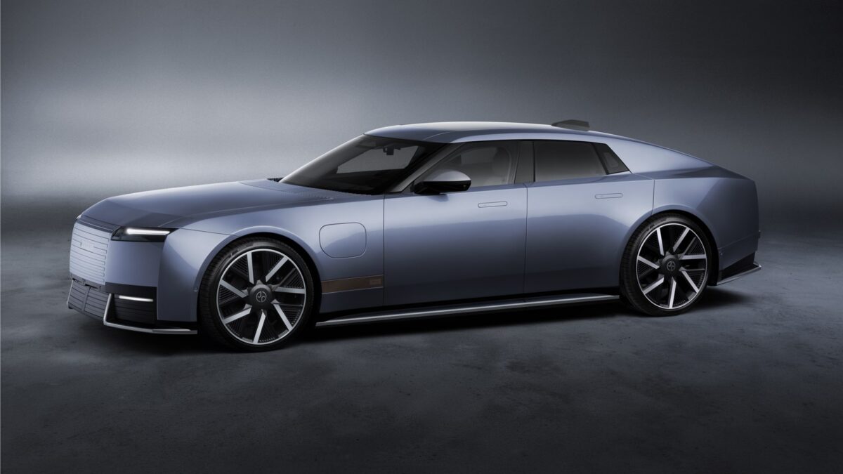 Jaguar Type 01 — elektryczne GT w studiu, widok z boku