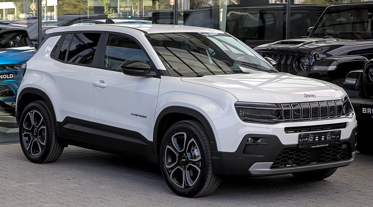 Biały Jeep Avenger, najmniejszy model w europejskiej gamie marki