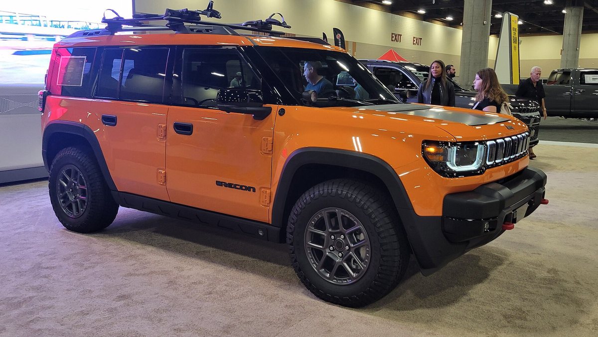 Pomarańczowy Jeep Recon Moab na targach Arizona International Auto Show w Phoenix