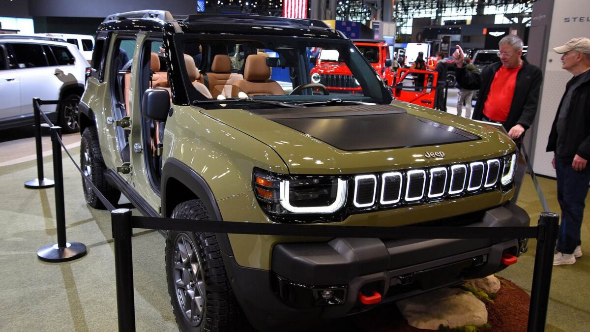 Jeep Recon, elektryczny SUV w wersji Moab, na wystawie samochodowej