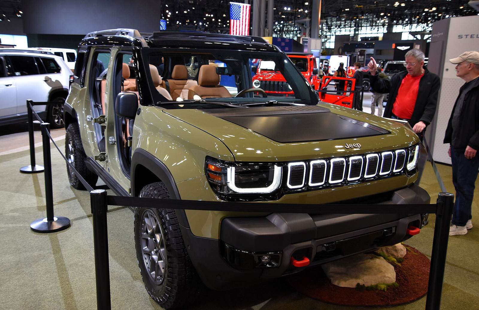 Jeep Recon, elektryczny SUV w wersji Moab, na wystawie samochodowej