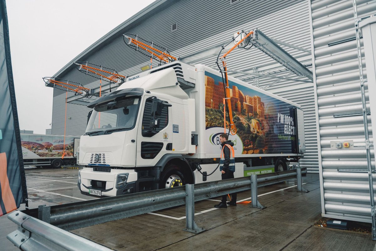 Elektryczna ciężarówka Renault Trucks D Wide z naczepą Bidfood przy stanowisku ładowania nad dokiem