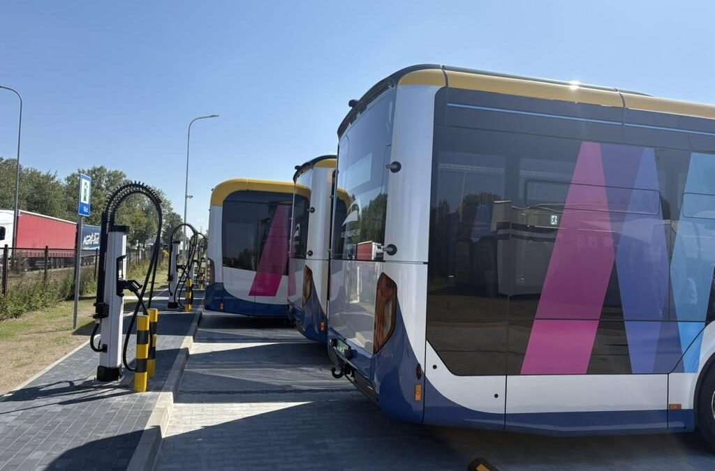 Ładowanie autobusów Kolei Małopolskich — autobusy elektryczne przy ładowarkach Kempowera