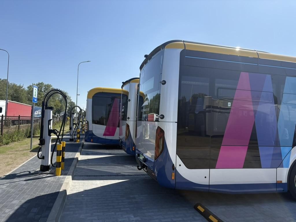 Ładowanie autobusów Kolei Małopolskich — autobusy elektryczne przy ładowarkach Kempowera