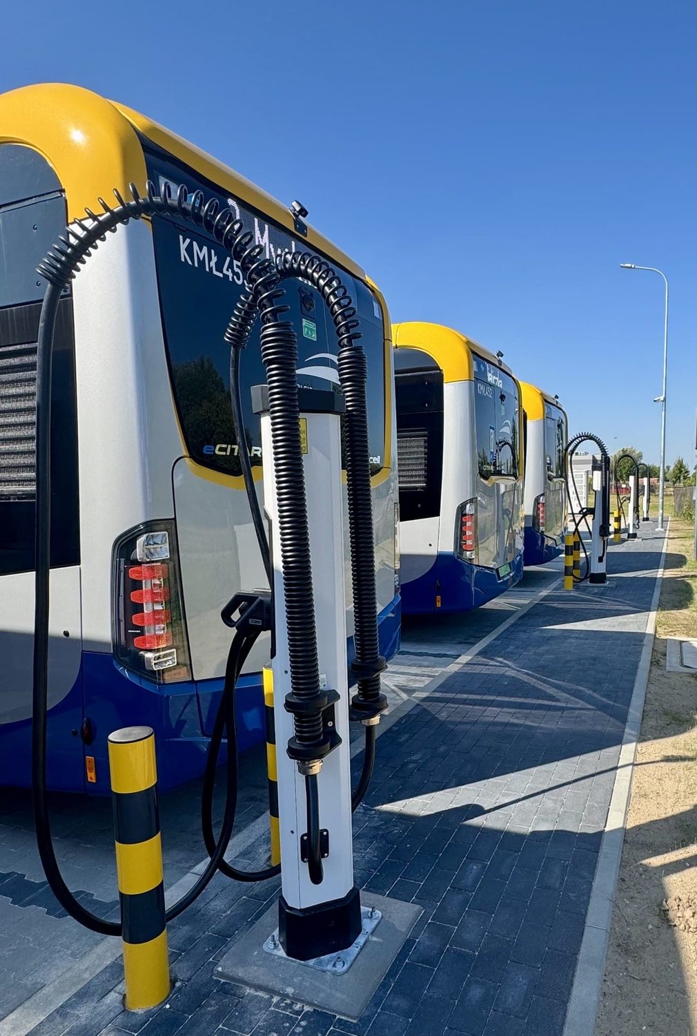 Przegubowy autobus Mercedes-Benz eCitaro podłączony do ładowarki Kempower Satellite