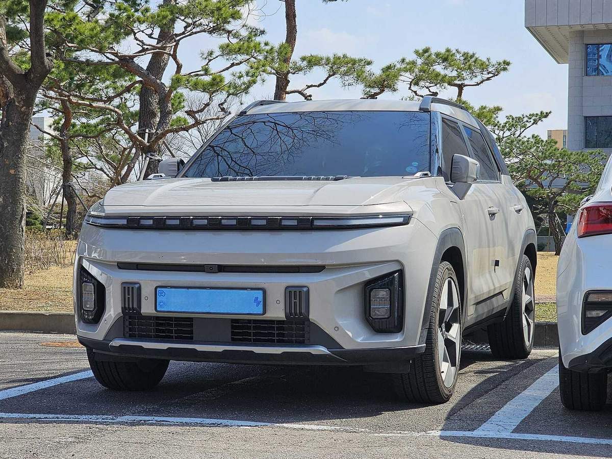 KGM Torres EVX U100 — elektryczny SUV w kolorze Latte Greige, widok z przodu