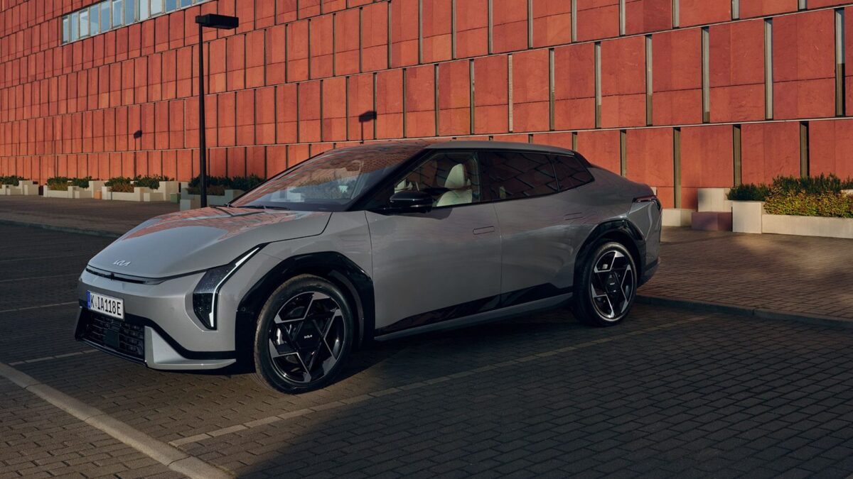 Kia EV4 Fastback – widok z boku