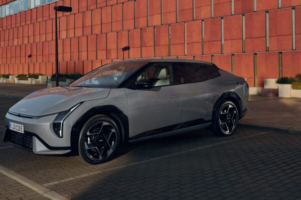 Kia EV4 Fastback – widok z boku