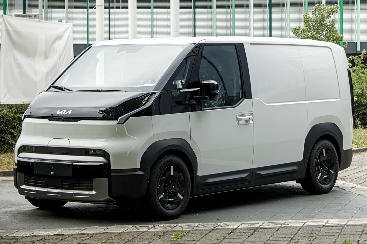 Biały Kia PV5 Cargo, elektryczny van dostawczy z rodziny PBV
