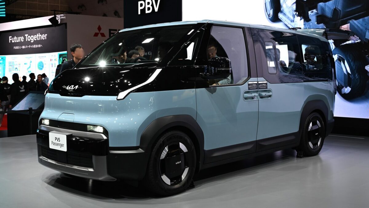 Kia PV5 Passenger 7-osobowy van elektryczny na wystawie motoryzacyjnej
