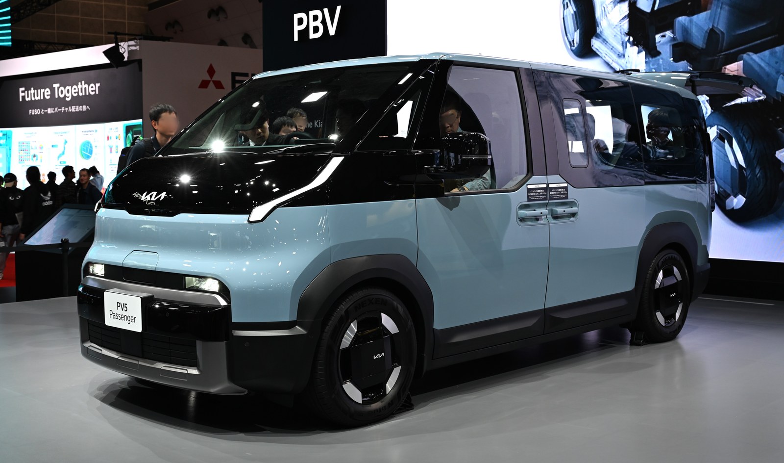 Kia PV5 Passenger 7-osobowy van elektryczny na wystawie motoryzacyjnej