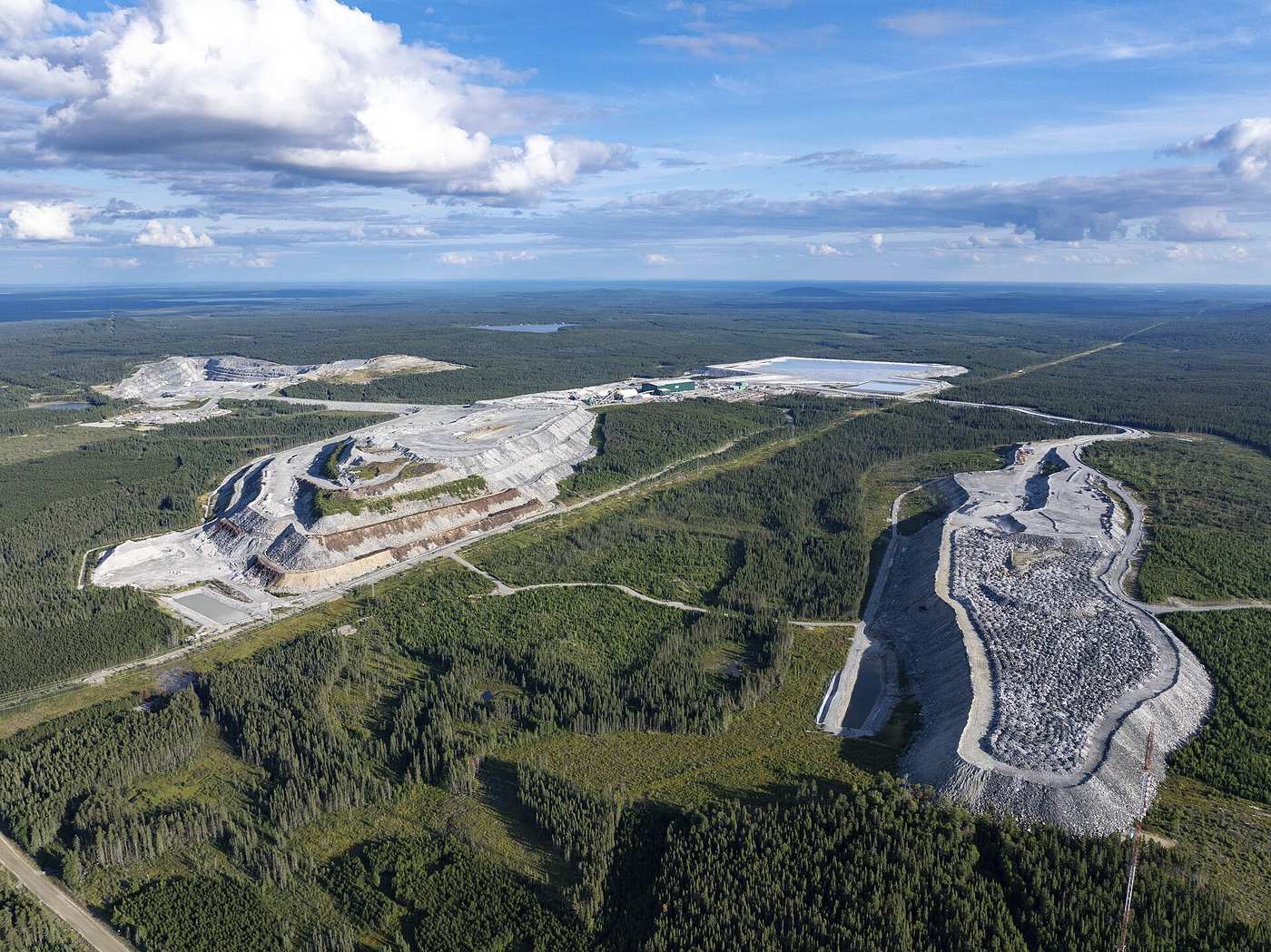 Wyrobisko tarasowe kopalni litu North American Lithium spółki Elevra Lithium w La Corne w Quebecu
