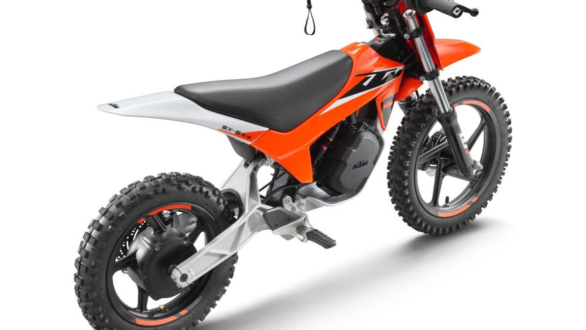 KTM SX-E 2.12 — elektryczny motocykl motocrossowy dla dzieci, widok z boku