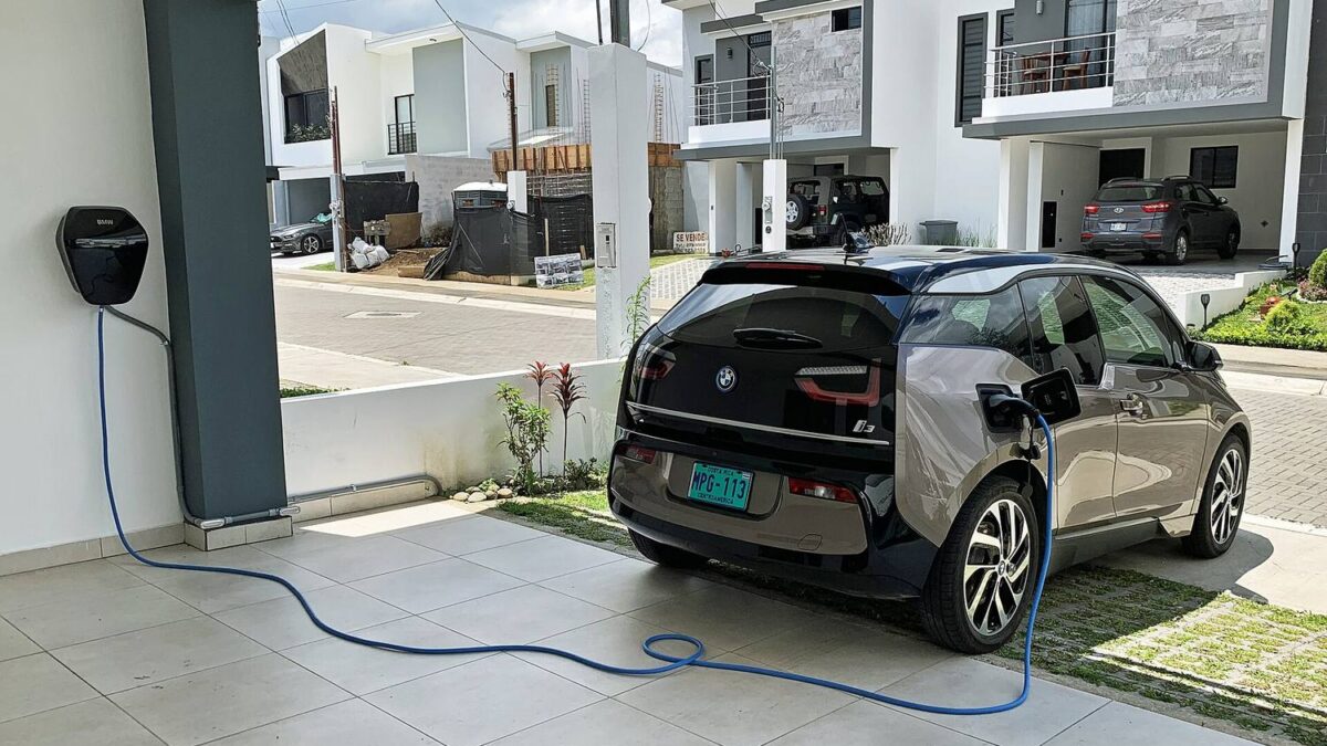 Samochód elektryczny ładowany wieczorem z wallboxa — taryfa wielostrefowa obniża koszt ładowania