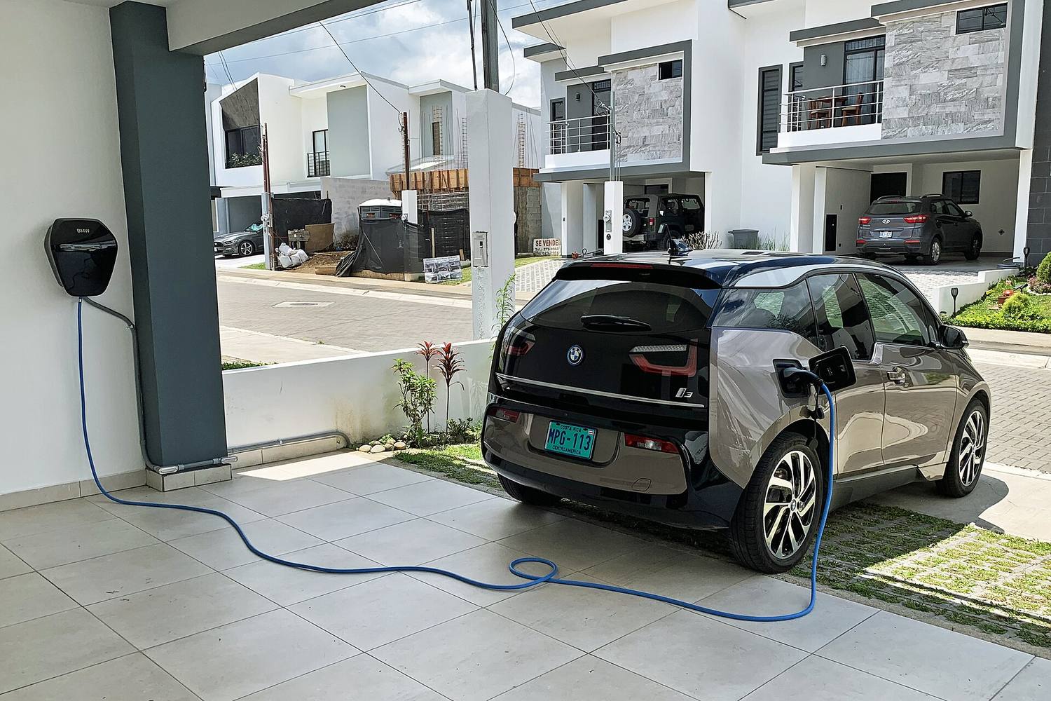 Samochód elektryczny ładowany wieczorem z wallboxa — taryfa wielostrefowa obniża koszt ładowania
