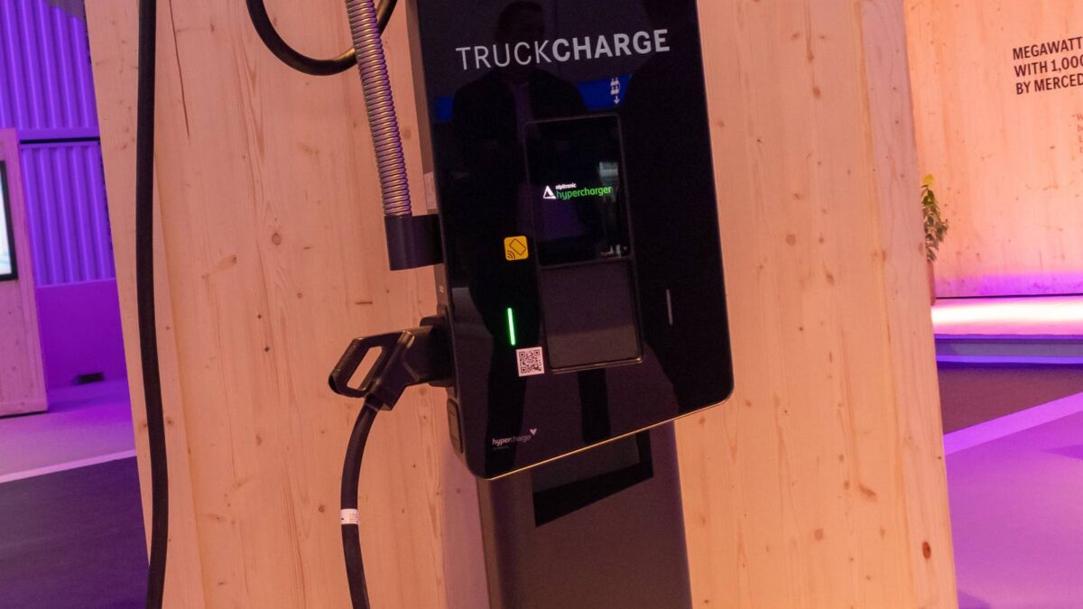 Ładowarka dla elektrycznych ciężarówek o mocy do 1 MW z chłodzonym kablem
