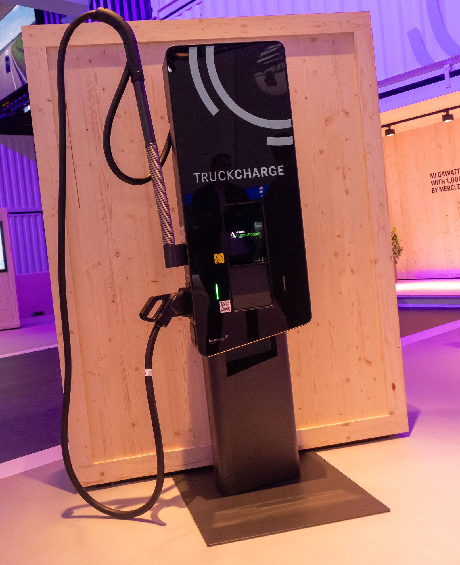 Ładowarka dla elektrycznych ciężarówek o mocy do 1 MW z chłodzonym kablem