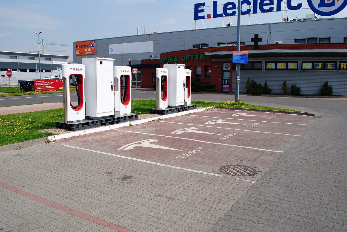 Stanowiska Tesla Supercharger na parkingu przy centrum handlowym w Katowicach