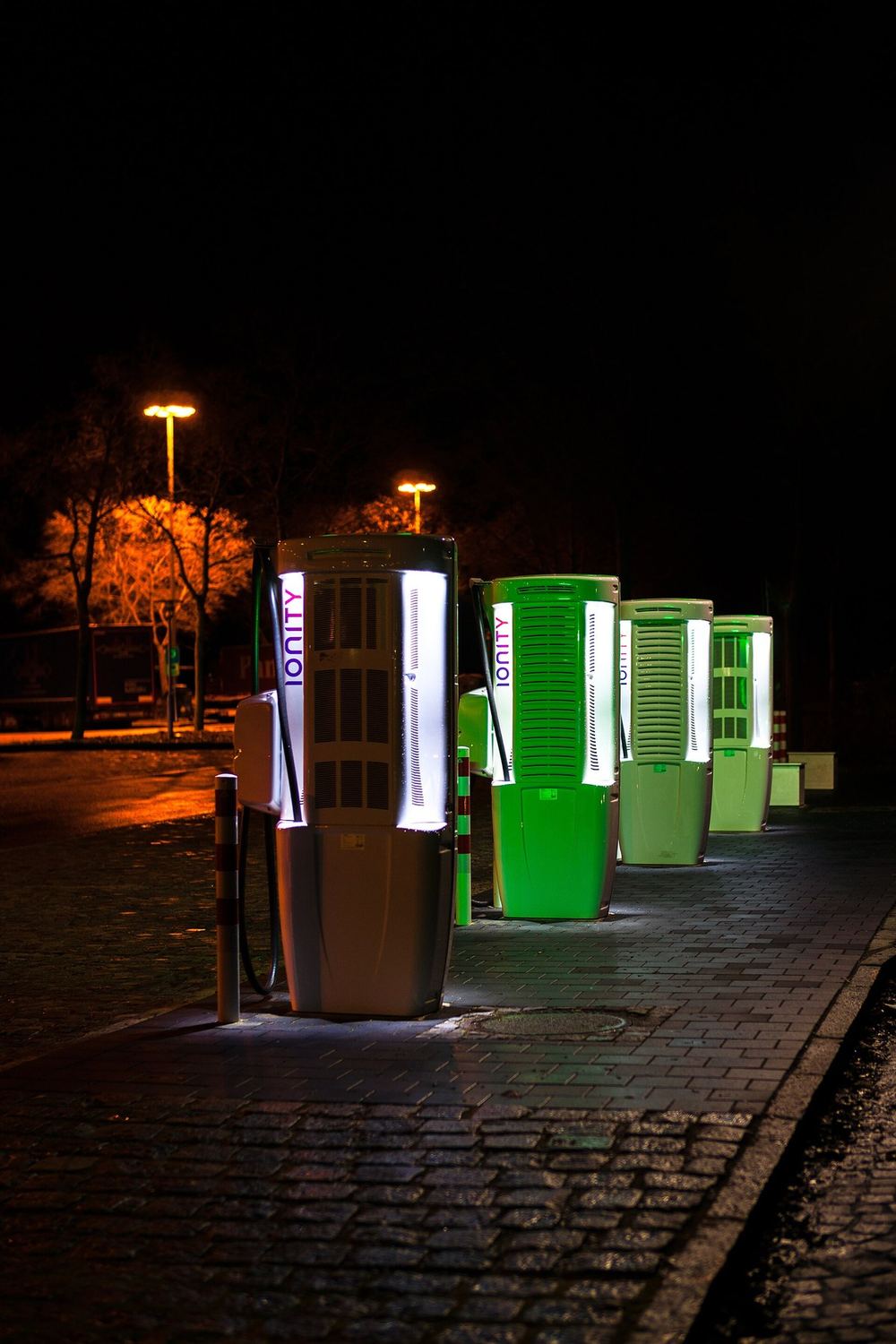 Podświetlone ładowarki Ionity przy autostradzie A7 w nocy