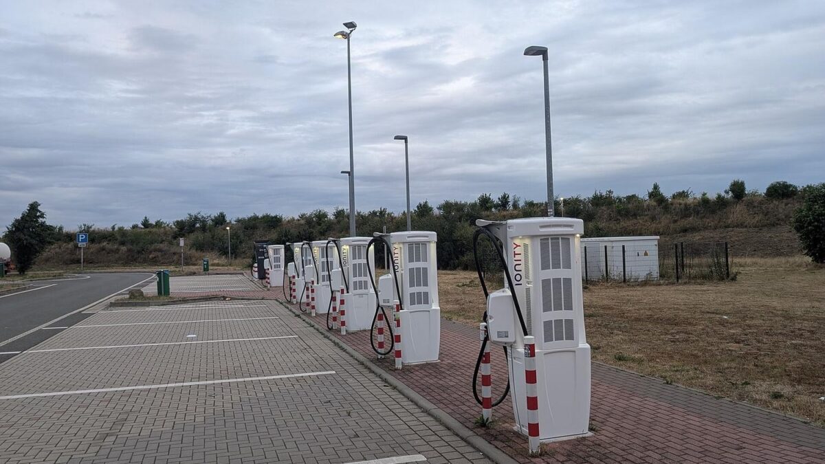 Rząd ładowarek Ionity na parkingu przy autostradzie w Niemczech