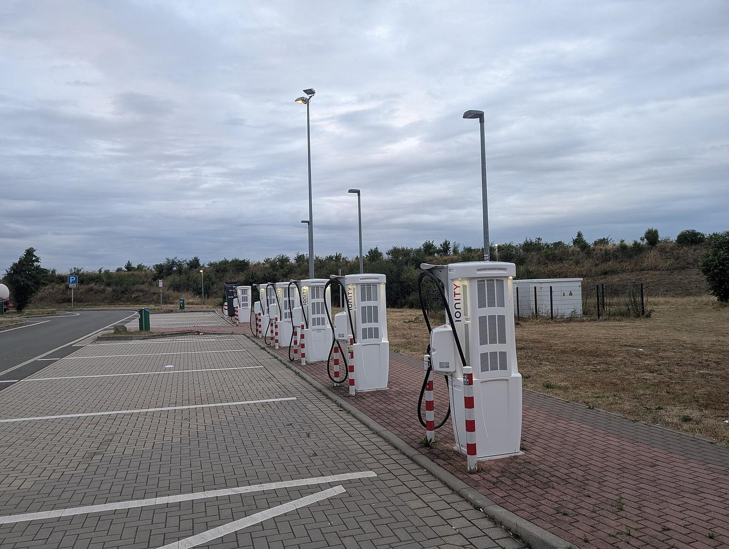 Rząd ładowarek Ionity na parkingu przy autostradzie w Niemczech