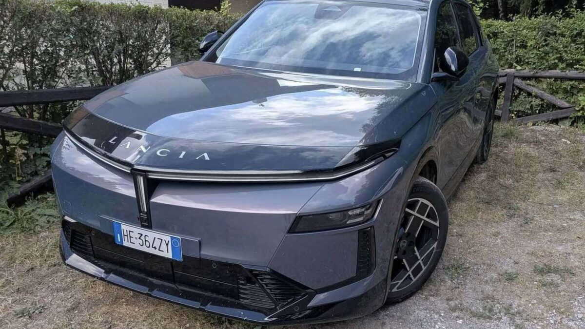 Nowa Lancia Gamma 2026 w wersji HF zaprezentowana na salonie w Paryżu