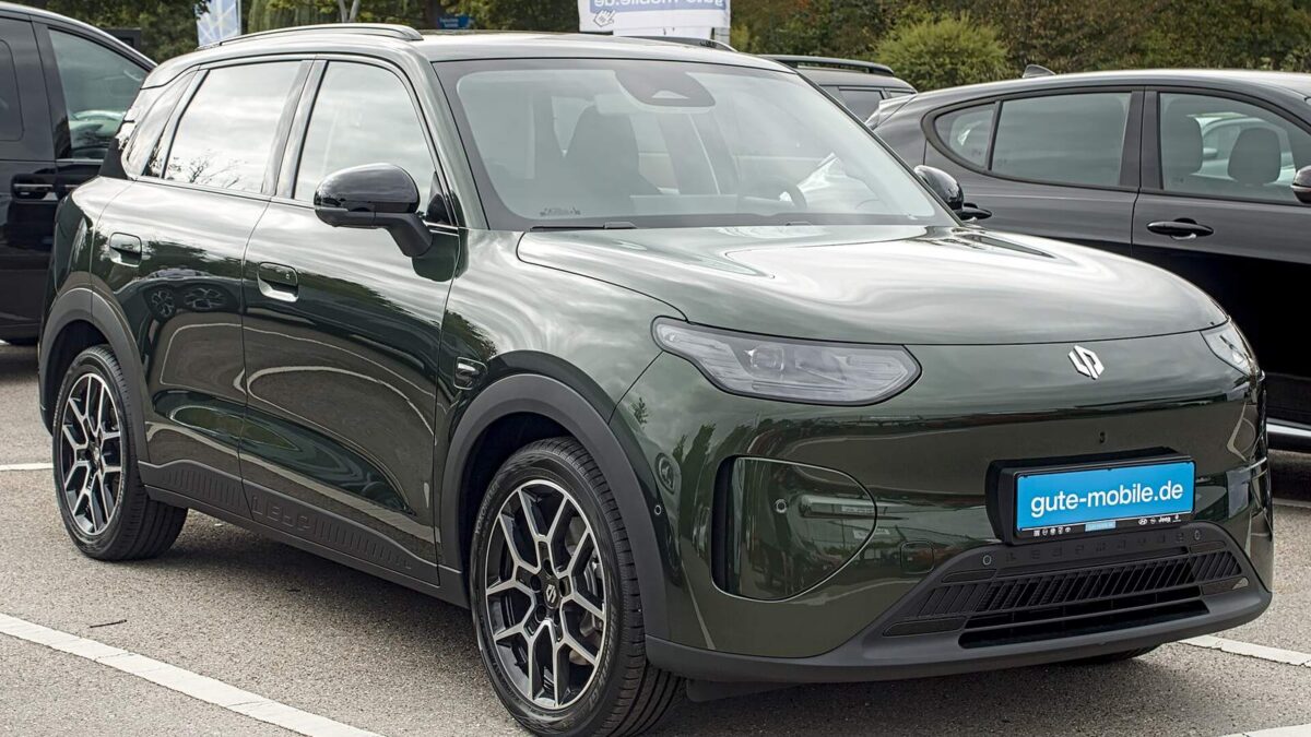 Leapmotor B03X w ciemnej zieleni widziany z przodu i z boku na parkingu