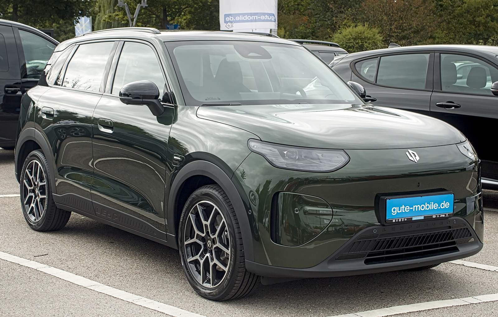 Leapmotor B03X w ciemnej zieleni widziany z przodu i z boku na parkingu