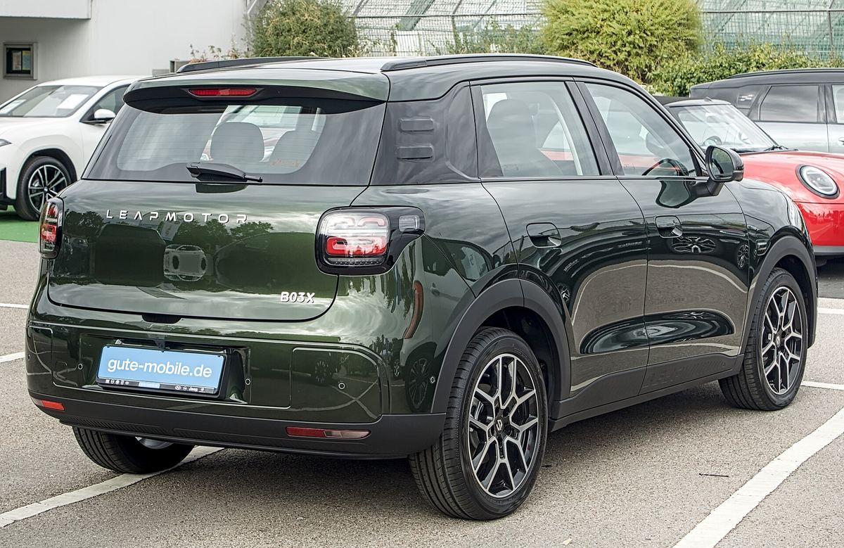 Tył i prawy bok zielonego Leapmotora B03X z oznaczeniem modelu na klapie