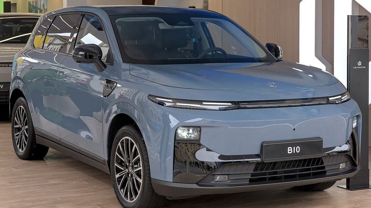 Leapmotor B10, elektryczny SUV, na ekspozycji w salonie