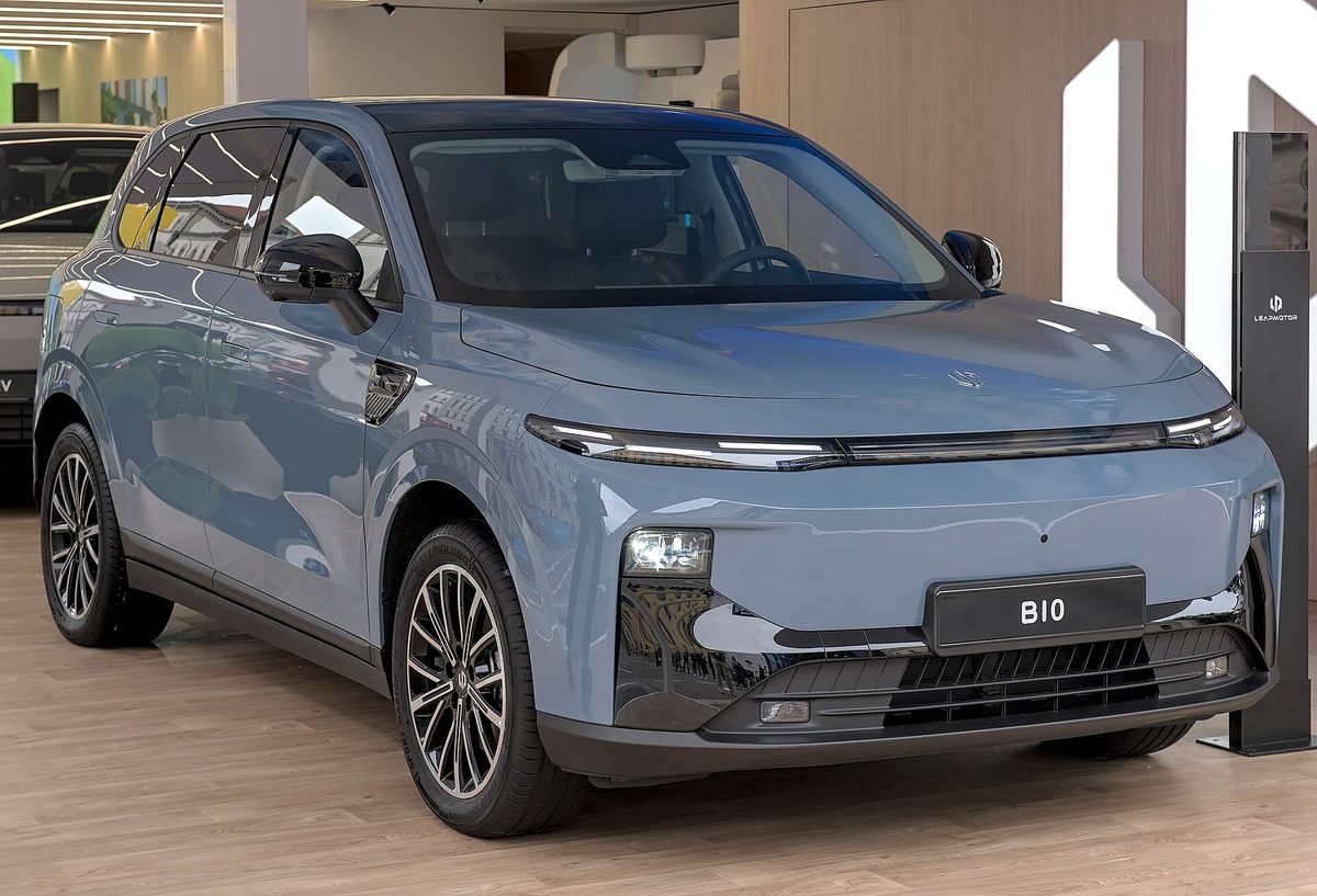 Leapmotor B10, elektryczny SUV, na ekspozycji w salonie