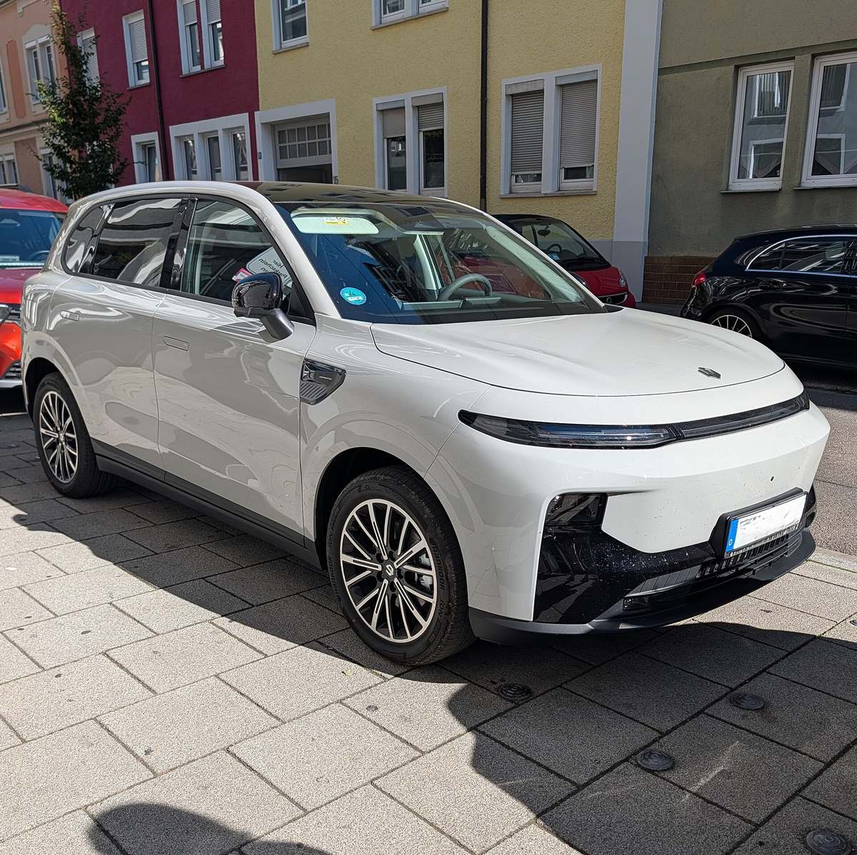 Biały Leapmotor B10 widziany od tyłu na parkingu