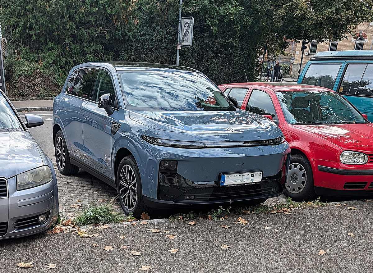 Leapmotor B10 w kolorze szaroniebieskim zaparkowany przy ulicy