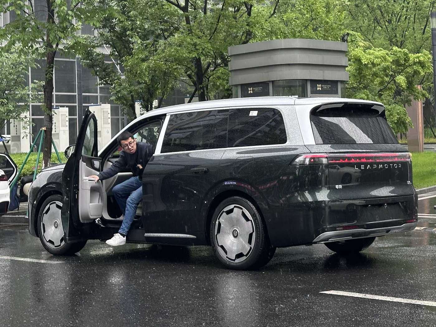 Tył nadwozia Leapmotor D19 z klapą bagażnika i otwartymi drzwiami
