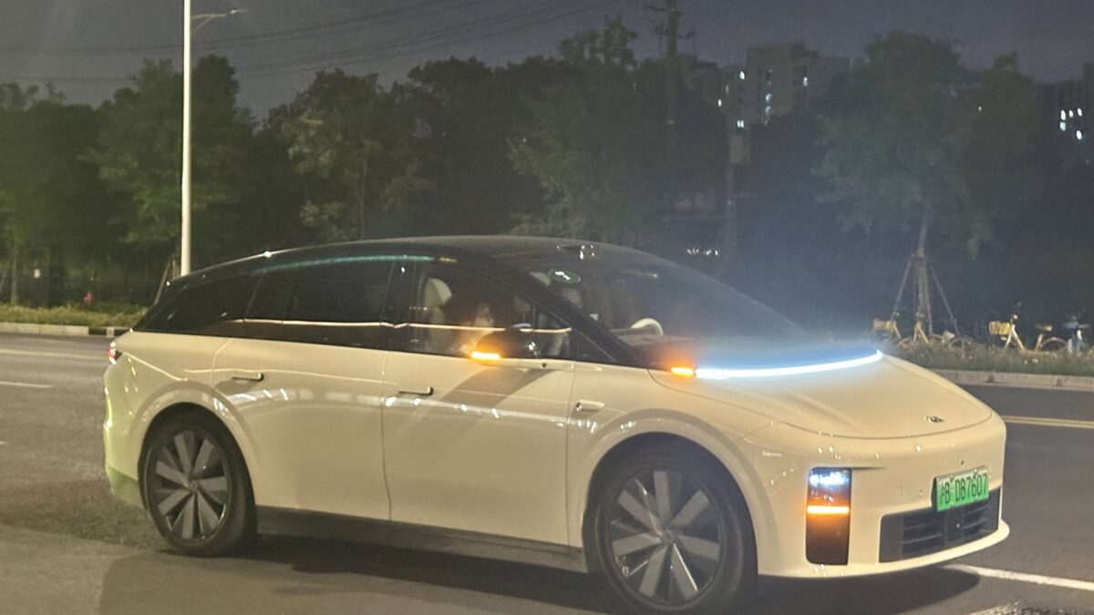 Biały Li Auto i6, elektryczny SUV, zaparkowany nocą na ulicy w chińskim mieście