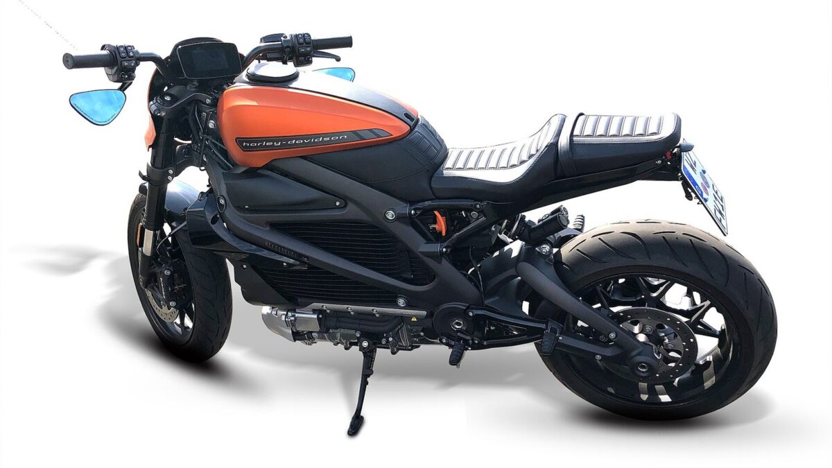 Elektryczny motocykl LiveWire One w kolorze pomarańczowym, widok z boku