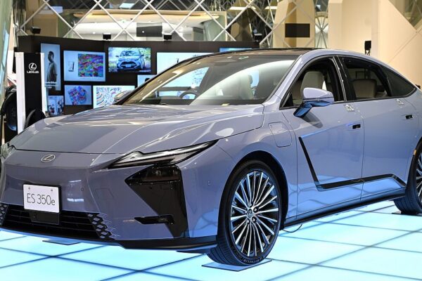 Lexus ES – widok z boku