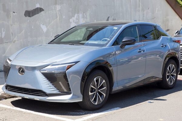 Lexus RZ – widok z boku