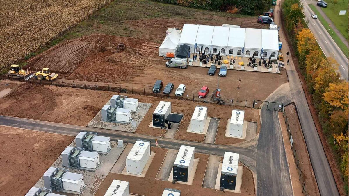 Kontenery bateryjnego magazynu energii ustawione na polu — ilustracja parku magazynów energii