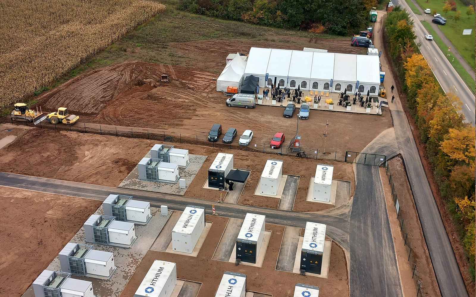 Kontenery bateryjnego magazynu energii ustawione na polu — ilustracja parku magazynów energii