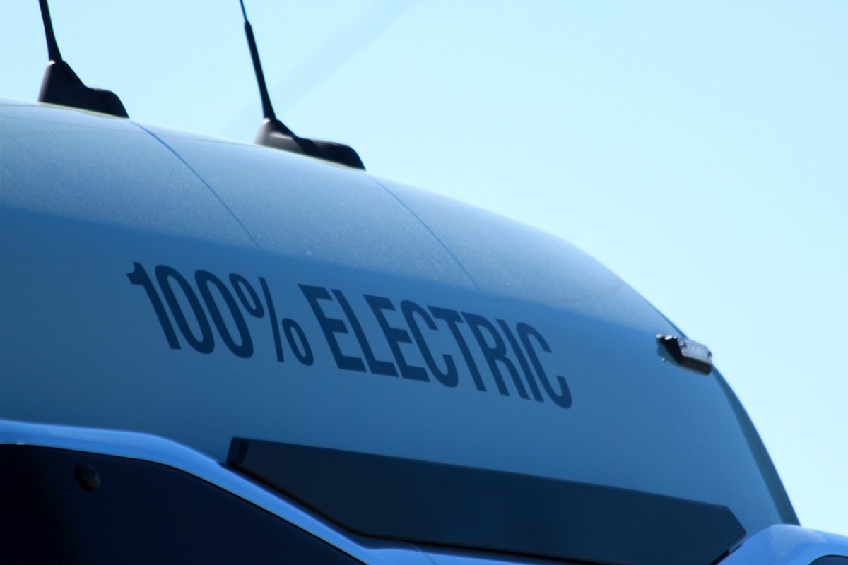 Kabina elektrycznej ciężarówki MAN z napisem 100% Electric