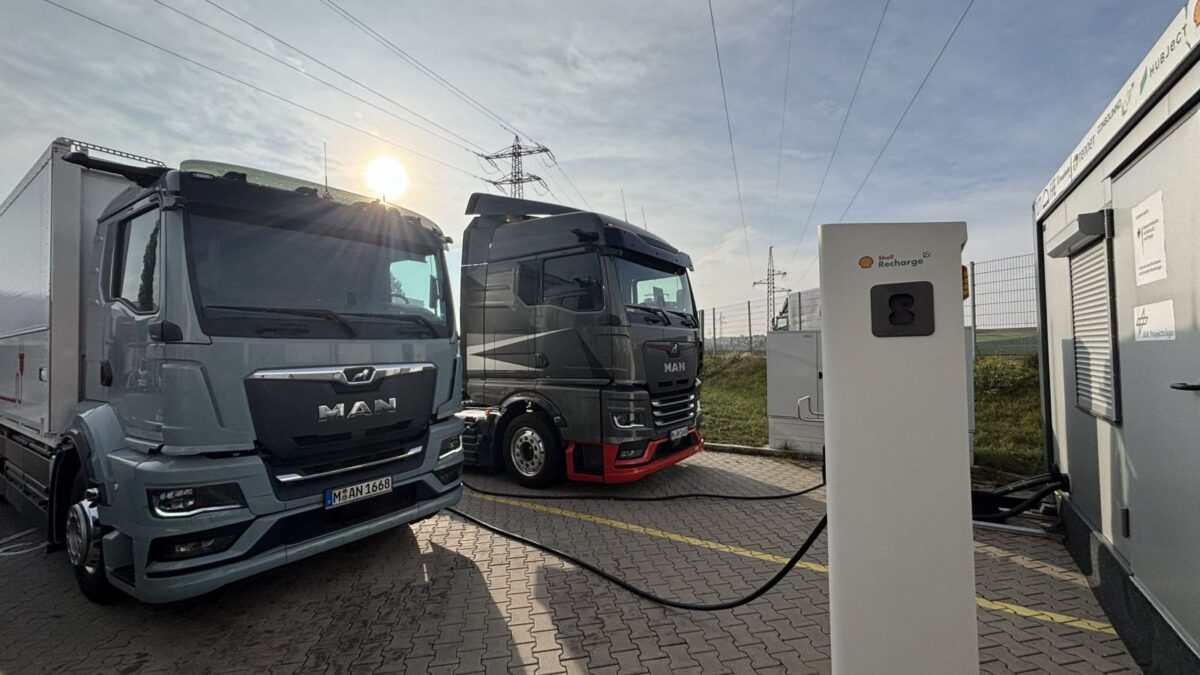 Ładowanie dwukierunkowe ciężarówek w praktyce: MAN eTGX przy stacji Shell Recharge w zajezdni spedytora