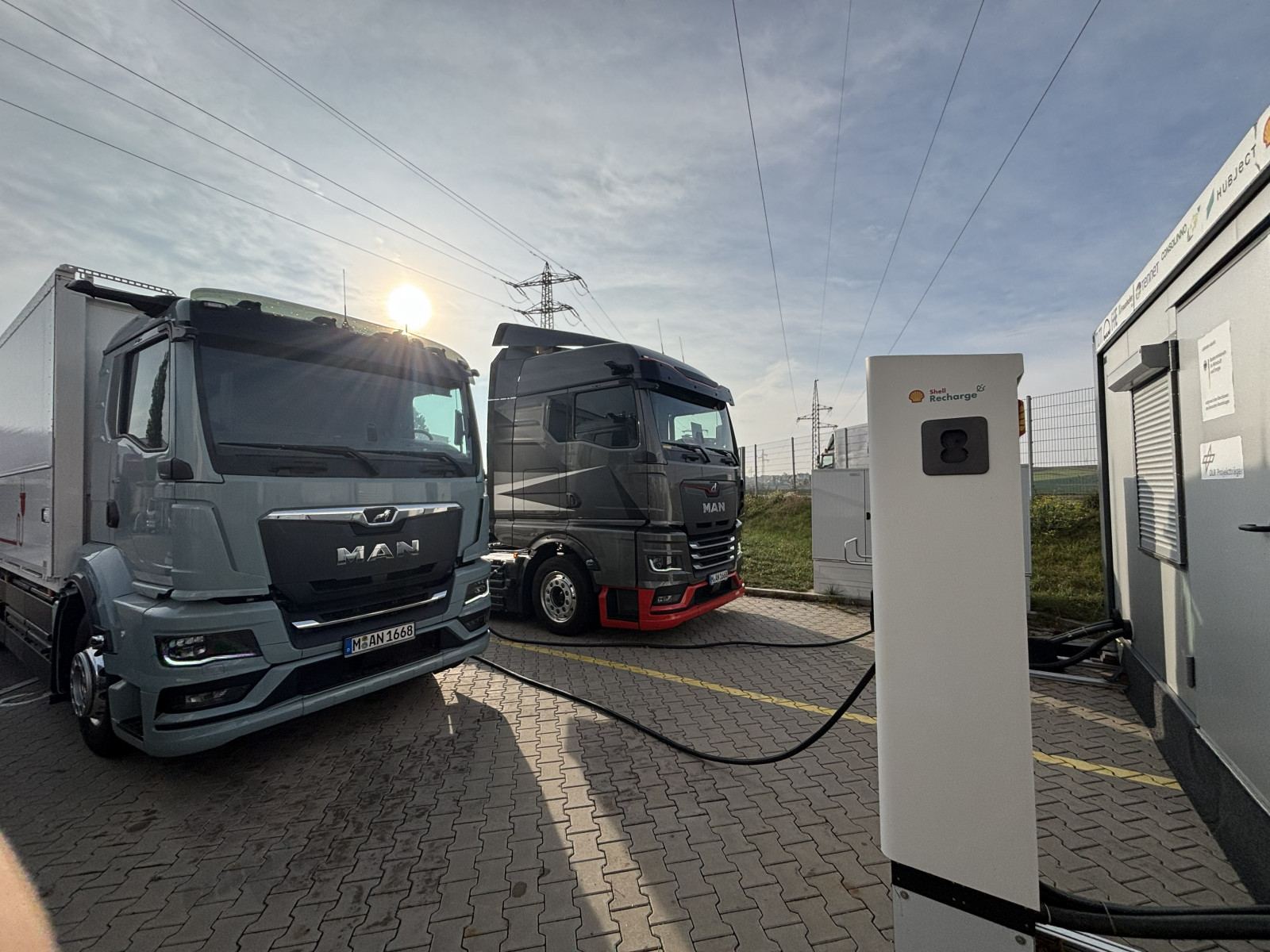 Ładowanie dwukierunkowe ciężarówek w praktyce: MAN eTGX przy stacji Shell Recharge w zajezdni spedytora